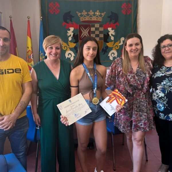 La alcaldesa Sonia González recibe a la joven promesa argamasillera que conquista la gimnasia rítmica nacional
