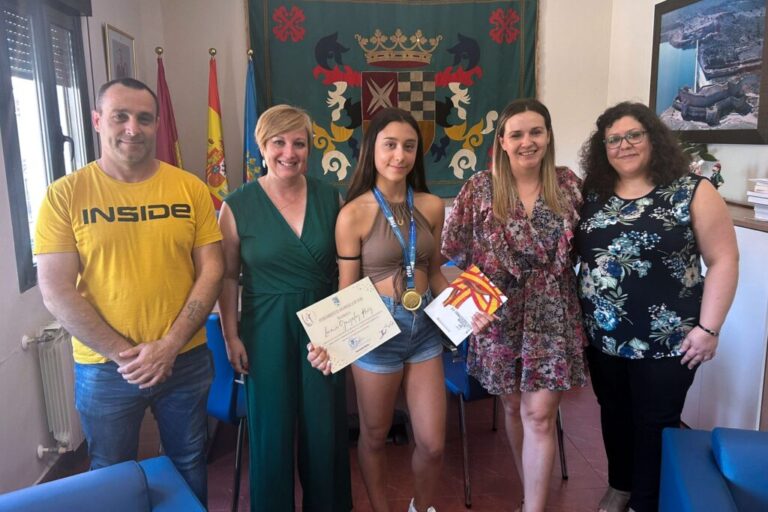 La alcaldesa Sonia González recibe a la joven promesa argamasillera que conquista la gimnasia rítmica nacional