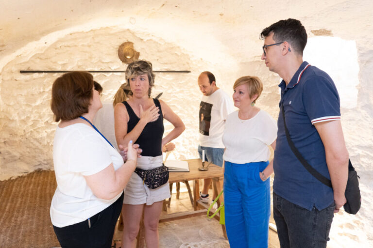 La cantante Karmento visita la Cueva de Medrano tras su actuación en «Argamasilla Me Suena»