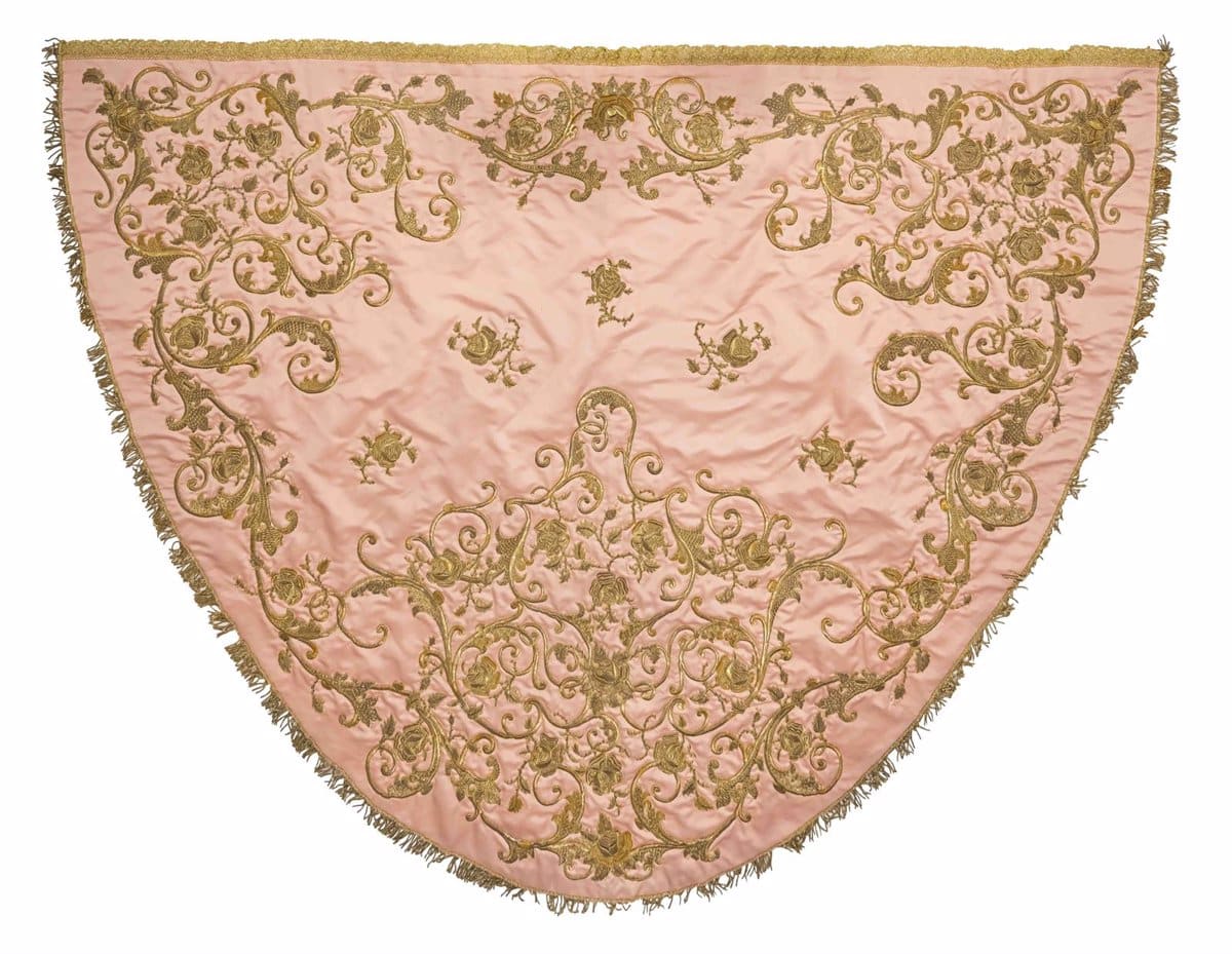 La Virgen de Peñarroya Presume De Nuevas Vestiduras Restauradas Por La Real Fábrica De Tapices