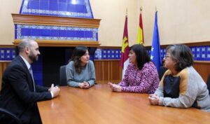 Blanca Fernández felicita a Rocío Martín por su liderazgo en empresa de transportes