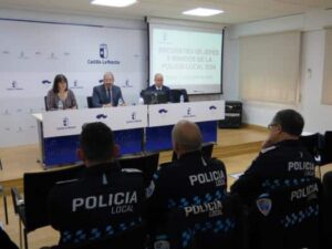 Cerca de treinta líderes y oficiales de la Policía Local de Castilla-La Mancha discuten la implementación de la Inteligencia Artificial en el ámbito de la seguridad.