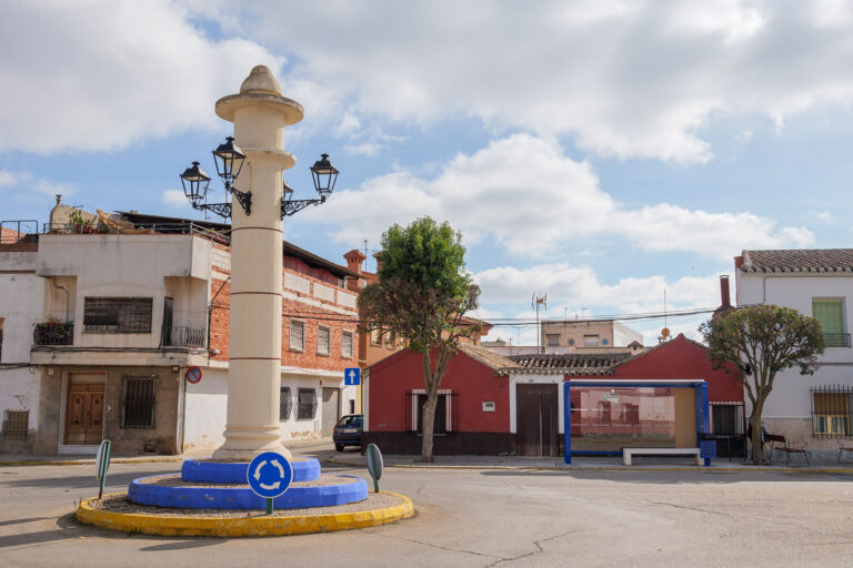 El Ayuntamiento de Argamasilla de Alba instala una nueva marquesina en la plaza de El Rollo