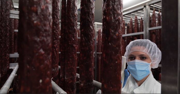 La importancia del empleo femenino en la producción de jamones y embutidos