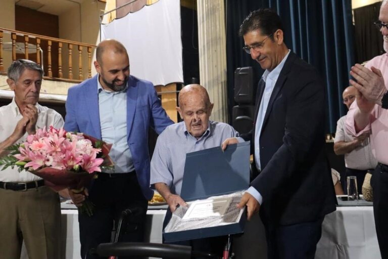 Caballero reivindica el compromiso de la Junta por proteger las políticas de bienestar y atención a los mayores